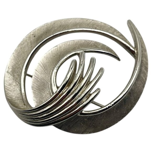 Vintage Crown Trifari Brushed Silver Tone Rounded Crashing Wave Swirl Brooch Pin - Picture 1 of 4